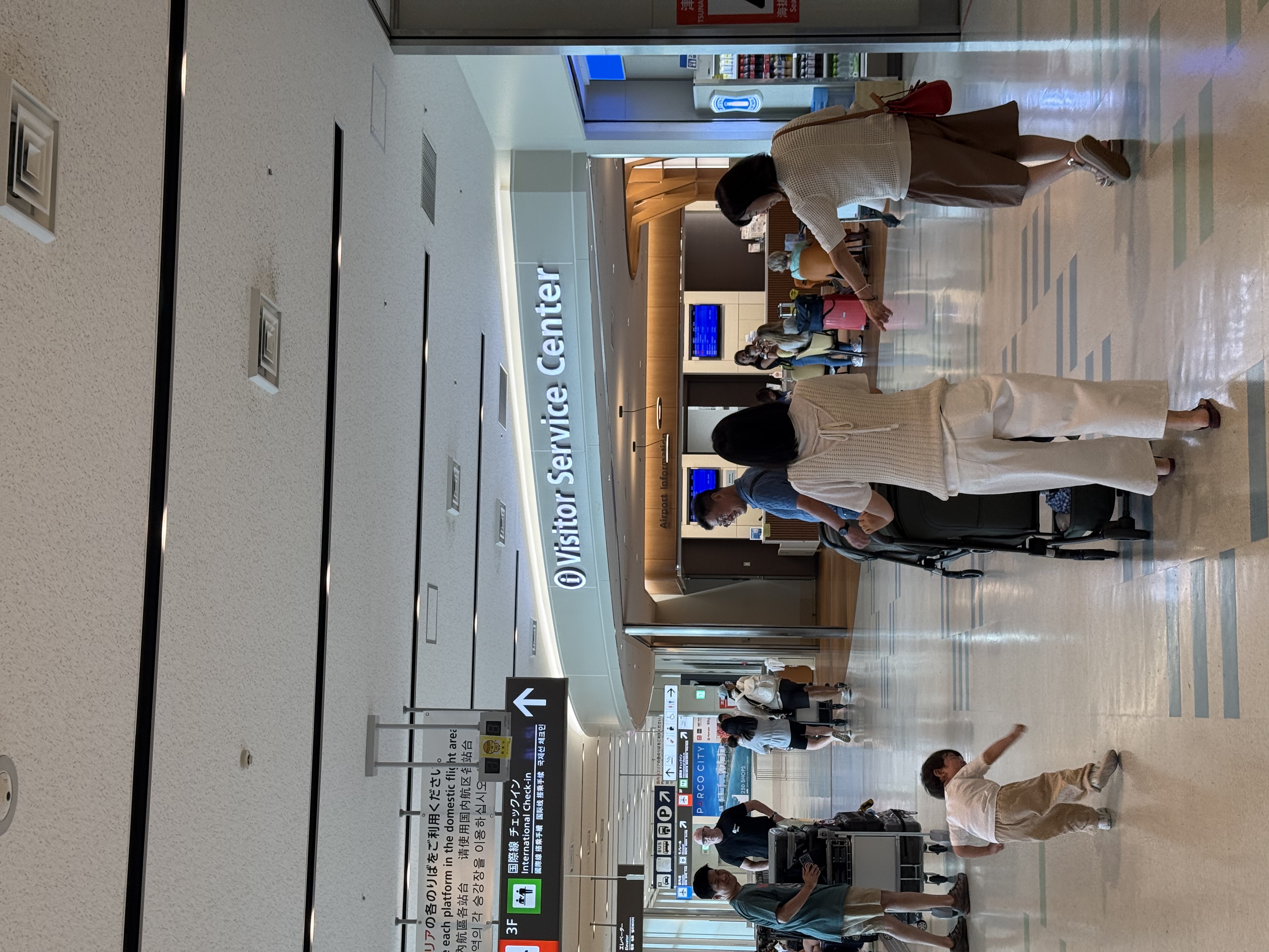 국제선 1층 도착 로비에서 안내 데스크를 지나 벽 끝까지 직진