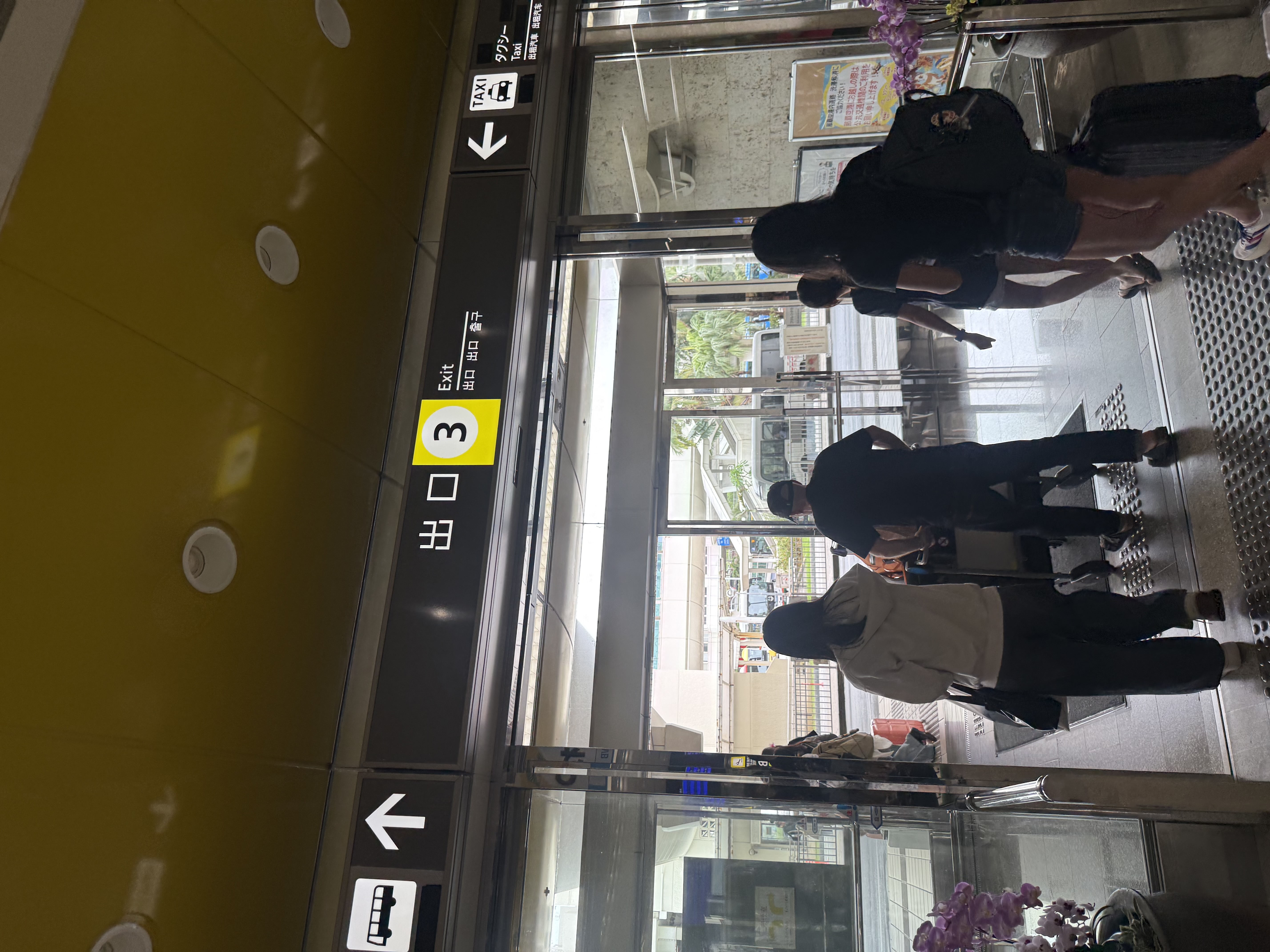 나하공항 국내선 1층 노란색 3번 출구 出口3 Exit 3